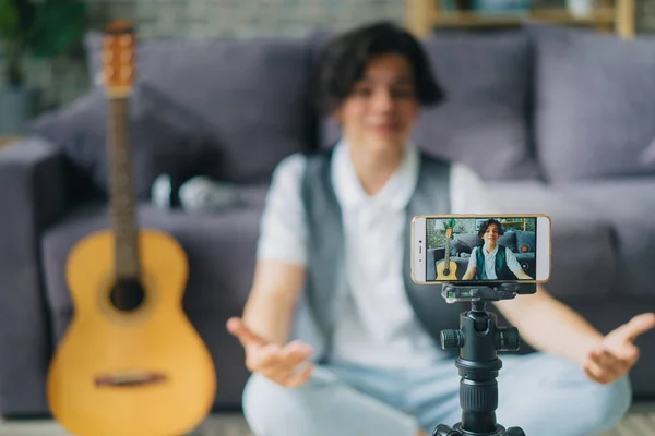 İnternet vlog için video kaydetmek için akıllı telefon kullanarak genç çocuk Portresi