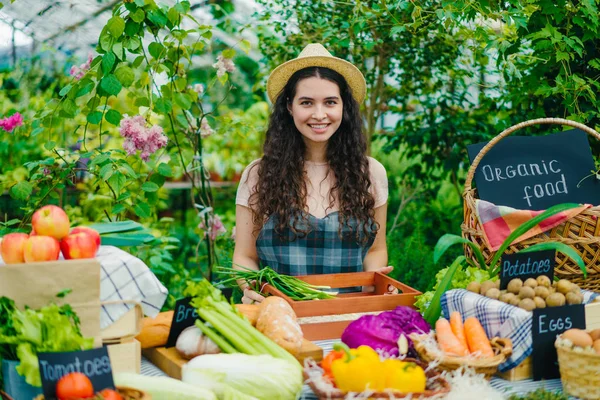 Retrato de mulher bonita agricultor vendendo alimentos orgânicos no mercado agrícola — Fotografia de Stock