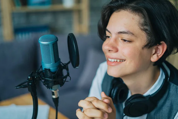 Criança emocional falando em microfone em estúdio gravação podcast gestos — Fotografia de Stock