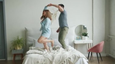 Erkek ve kadın çift evde müzik ve ilişki zevk yatakta dans