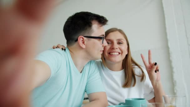 POV retrato de chica y chico besándose divertirse tomando selfie celebración de la cámara — Vídeos de Stock