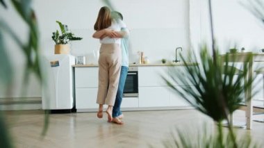 Mutlu bin yıllıklar mutfakta dans ederken evde birlikte eğleniyorlar