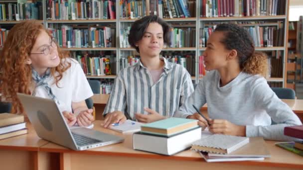 Opgewonden mensen studenten doen project in bibliotheek dan doen hoog-vijf lachen — Stockvideo