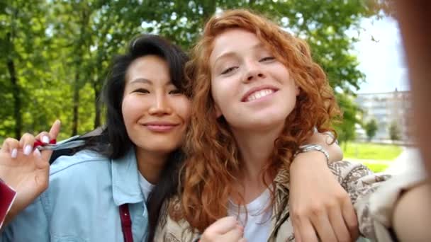 Attraktiva damer tar Selfie i parken med shoppingväskor titta på kamera — Stockvideo