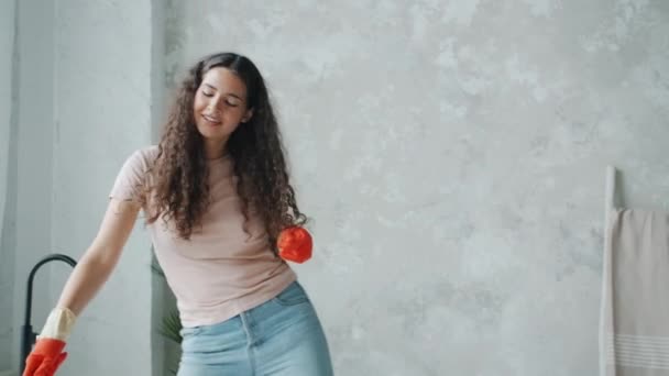 Lutning-down av vackra hemmafru dans under sanering i badrummet moppar golvet — Stockvideo