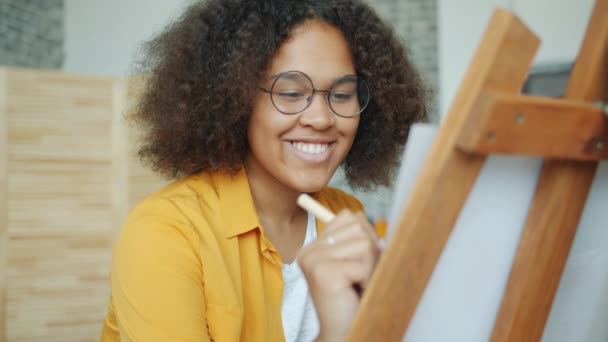 Feliz adolescente afro-americano desenhando imagem em casa sorrindo curtindo hobby — Vídeo de Stock