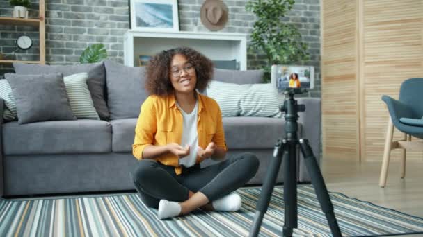 Vlogger afro-américain enregistrement vidéo avec smartphone montrant pouces levés — Video