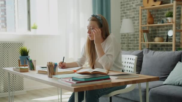 Moe meisje het doen van huiswerk thuis dan slapen op het bureau gevoel uitgeput — Stockvideo