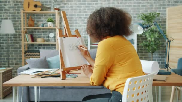 Afro-Amerikaanse dame tekening bloemmotief werken thuis alleen met behulp van potlood — Stockvideo