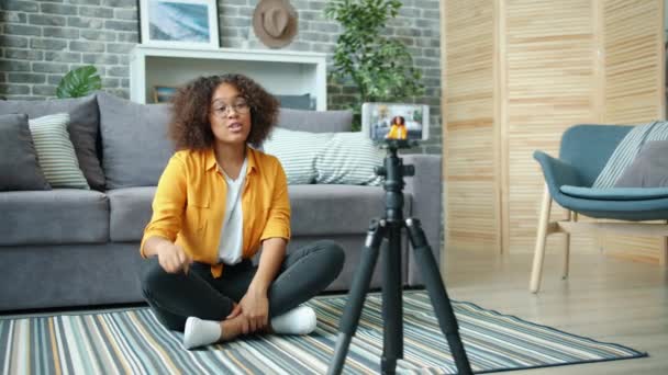 Afro-americano ragazza blogger registrazione video per internet vlog utilizzando smartphone — Video Stock