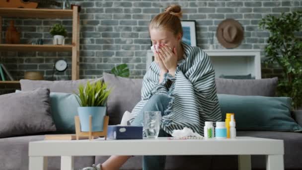 Mladá žena kašlání v papírové tkáni otírání nosu pocit nevolnosti doma — Stock video