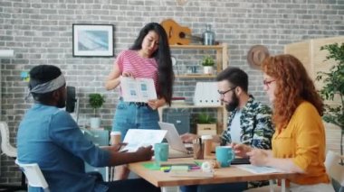 Smartphone uygulama geliştiricileri grafiklerle çalışıyor ve projeyi tartışıyorlar