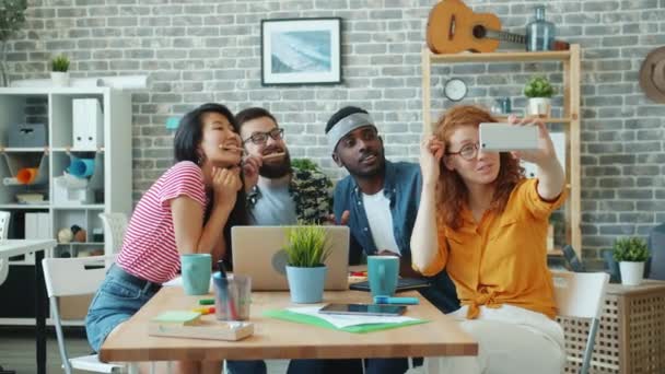 Equipo de negocios hombres y mujeres tomando selfie en la oficina utilizando la cámara del teléfono inteligente — Vídeo de stock