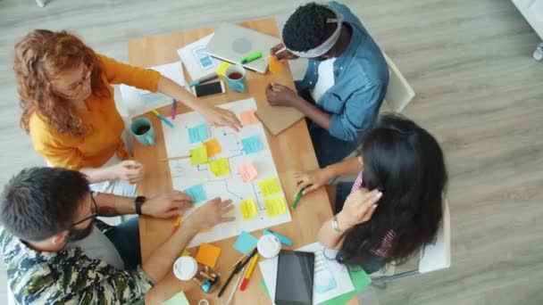 Equipo creativo trabajando en la oficina pegado pegatina brillante en el papel discutir el trabajo — Vídeo de stock