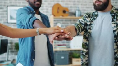 Çok ırklı bir grup insanın el ele tutuşup birlik içinde olduğunu ifade etmesi yavaş bir hareket.