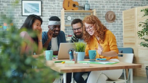 Mannen en vrouwen multi-raciale team met behulp van laptop op kantoor praten lachen — Stockvideo