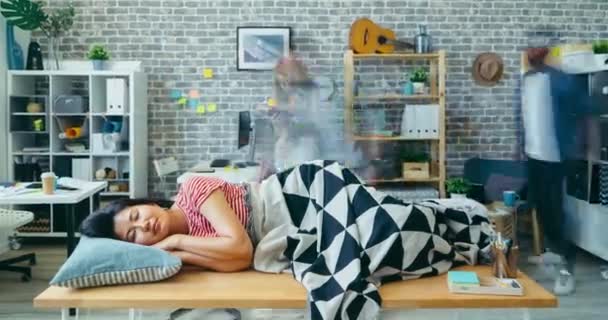 Inzoomen tijdverlies van vrouwelijke kantoormedewerker die op tafel slaapt op de werkplek — Stockvideo