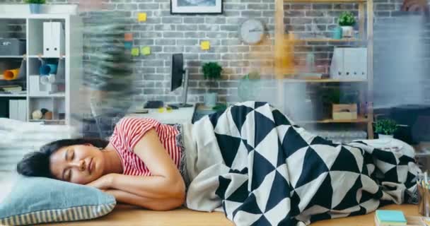 Retrato de lapso de tiempo de la siesta de los empleados en el escritorio de la oficina debajo de la manta en el lugar de trabajo — Vídeos de Stock