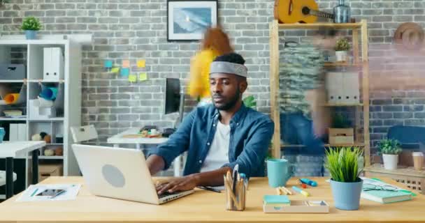 严重的非洲裔美国商人在办公室使用笔记本电脑的时间间隔 — 图库视频影像