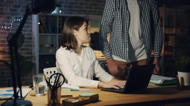 Slow motion van ongelukkige meisje krijgen veel papierwerk in het kantoor 's nachts — Stockvideo
