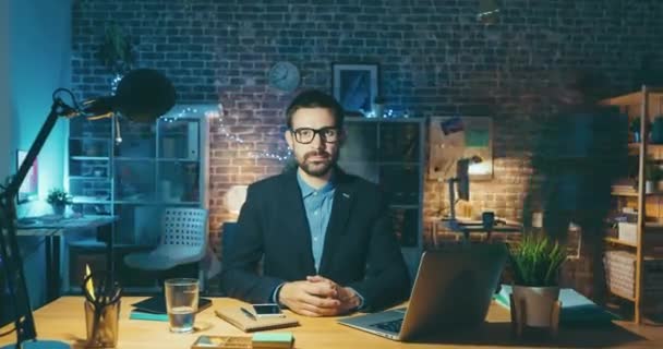 Zoom dans le temps portrait lapse de beau gars dans des lunettes au bureau la nuit — Video