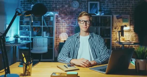 Zeitraffer junger Manager, die spät abends am Schreibtisch im Büro arbeiten — Stockvideo