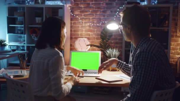 Menina e cara discutindo o trabalho apontando para tela do laptop mock-up chave chroma — Vídeo de Stock