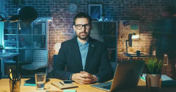 Time lapse portrait de beau jeune homme dans le bureau sombre regardant la caméra — Video