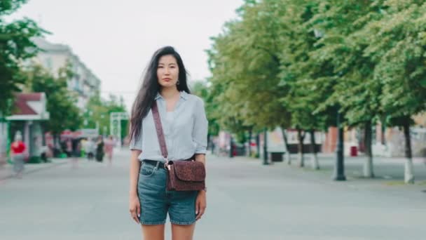 Time lapse of good-looking Asian girl outdoors in urban street in summer — Stock video