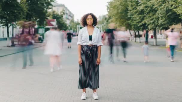 Tid förflutit för attraktiv afroamerikansk flicka utomhus på gågatan — Stockvideo