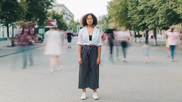 Time lapse of attractive afro-américaine en plein air sur la rue piétonne — Video