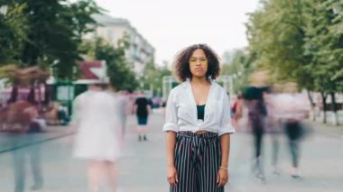 Çekici Afrikalı Amerikalı kızın şehir caddesinde tek başına durması.