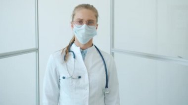 Corona Virüs Hastanesi 'nde duran üniforma ve maske uzmanı portresi.