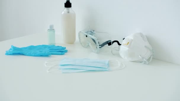 Cose di prevenzione Covid-19 - igienizzante in bottiglie, guanti di gomma, maschera e respiratore — Video Stock