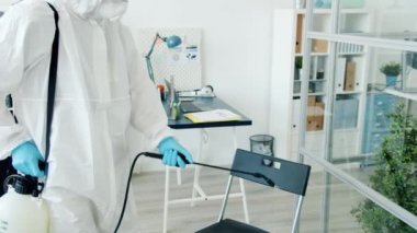 Covid-19 salgınında dezenfekte odasında çalışan dezenfektan.