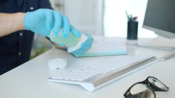 Primer plano de chicos manos mojado limpiar teclado de la computadora en el trabajo usando desinfectante — Vídeos de Stock
