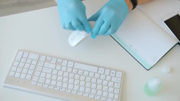 Nahaufnahme von Geschäftsleuten, die bei der Arbeit Computermaus und Tastatur mit Desinfektionsmittel wischen — Stockvideo