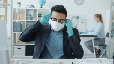 Arap 'ın portresi salgın sırasında yüz maskesi takıyor.