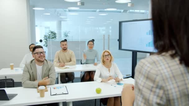 Grupo multiétnico de personas que escuchan a una mujer experta en negocios en la oficina — Vídeos de Stock