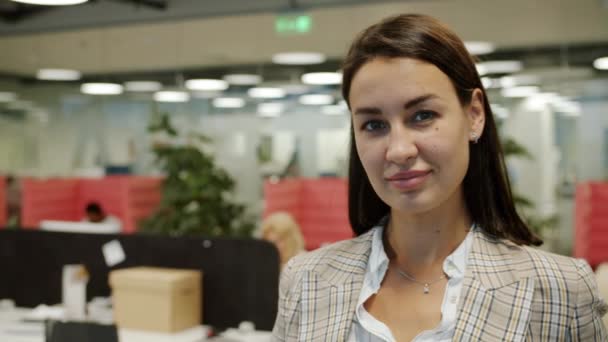 Zeitlupenporträt der schönen Geschäftsfrau, die nachts im gemeinsamen Büro lächelt — Stockvideo