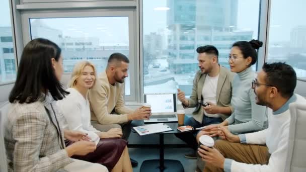 Glückliche Mitarbeiter, die Ideen austauschen und dann High-Five im modernen Büro machen — Stockvideo