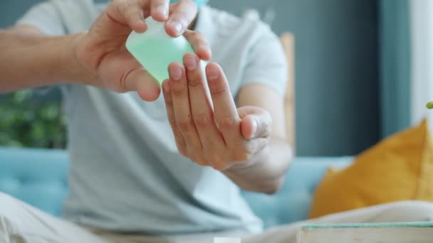 Nahaufnahme männlicher Hände mit Desinfektionsmittel beim sorgfältigen Waschen der Handflächen — Stockvideo