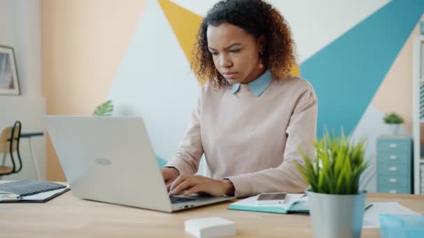 Стрес працівників афро-американської жінки, які працюють з ноутбуком, потім кричать і йдуть — стокове відео
