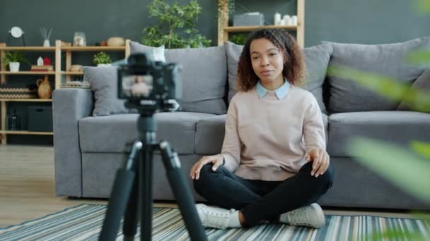 Mulher afro-americana vlogger falando e gesticulando gravação de vídeo com câmera em casa . — Vídeo de Stock