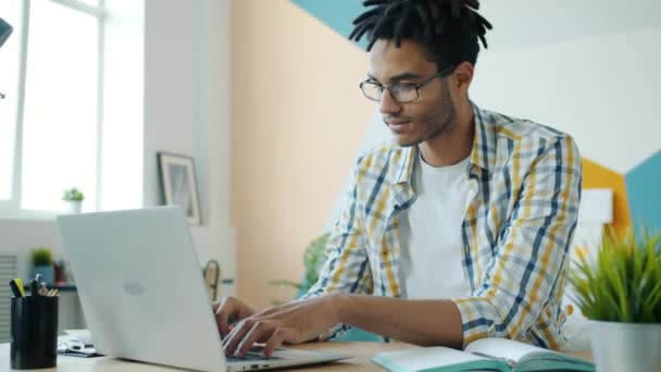 Entrepreneur afro-américain travaillant avec un ordinateur portable moderne dans la frappe de bureau — Video