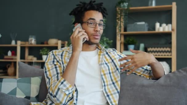 쾌활 한아 프로 미국인 학생 이 집에서 휴대 전화로 얘기하는 모습 — 비디오