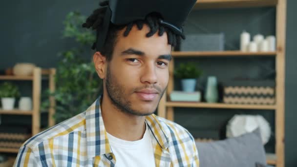 Portrait de l'homme afro-américain à la maison regardant la caméra puis portant des lunettes de réalité virtuelle — Video