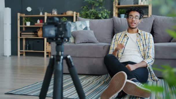 Joyful misto raça homem gravação de vídeo para internet vlog usando câmera em casa — Vídeo de Stock