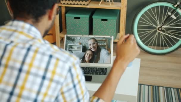 Blandad ras familjefar, kvinna och liten flicka gör videosamtal med bärbar dator hemma — Stockvideo