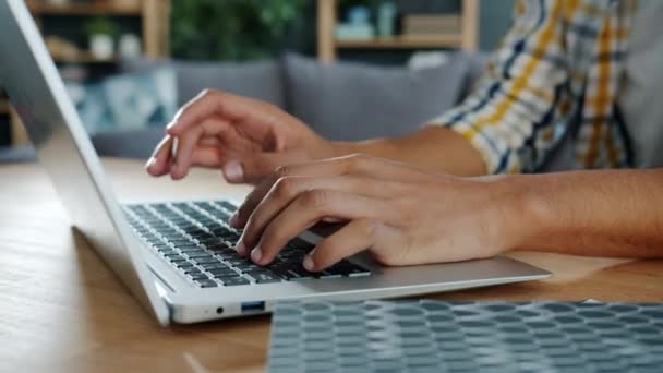 Close-up powolny ruch męskich rąk wpisując za pomocą laptopa w domu — Wideo stockowe